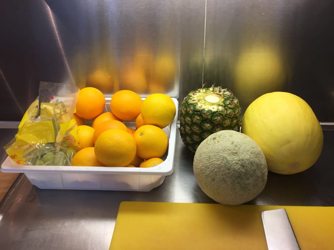 Hedelmiä: appelsiineja, ananas ja meloni